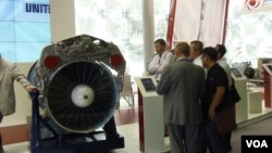 中国感兴趣俄战机引擎。今年夏季莫斯科武器展上的俄罗斯联合引擎制造集团的柜台。(美国之音白桦拍摄)