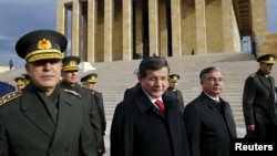 土耳其总理达武特奥卢(左二)在该国高级将领的陪同下想被誉为土耳其国父的穆斯塔法·凯末尔·阿塔土克献花圈。(2015年11月26日)