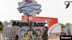 中国工人在河北张家口安装北京2022冬季奥运会会徽。(2019年5月8日)