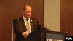 美众议院外交事务委员会亚太小组委员会主席、共和党众议员约霍在CSIS南中国海研讨会上发表主题演讲。(美国之音莉雅拍摄)