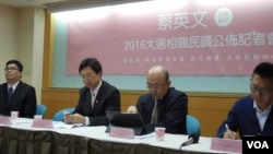 评论人士前立法委员郭正亮(右二) (美国之音赵婉成拍摄)