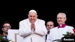 教宗方济各在从梵蒂冈圣伯多禄大殿的主阳台发表《致全城与全球》的传统圣诞文告这一天,向人群致意。(2024年12月25日)