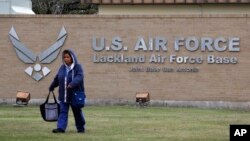 美国从中国武汉撤回的侨民有一部分在德州拉克兰空军基地进行防疫隔离。(2020年2月5日)