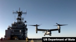 美国MV-22鱼鹰飞机正在向军舰甲板降落(1999年1月,美国国防部图片)