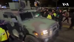 人们与试图驶离韩国国会附近地区的军车对峙 人们与试图驶离韩国国会附近地区的军车对峙