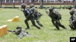 资料照片: 2024年6月28日手持枪支台湾军人参加训练