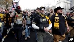 身穿与“骄傲男孩”有关的服饰的人在华盛顿市自由广场参加一次支持特朗普总统的集会。(2020年12月12日)