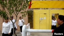 资料照片:新疆喀什再教育营内的维吾尔族妇女(2018年9月6日)