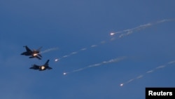 资料照:台湾空军F-16战机在北部的新北市上空进行训练。(2023年7月20日)