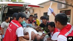 缅甸仰光一名抗议人士被军警打伤(2021年3月27日)