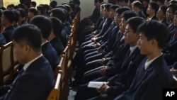 平壤科技大学的学生在听讲座。(2011年10月5日资料照)