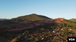 津巴布韦盘赫龙格地区的中非汇金(Sino Africa Huijin)大规模采矿作业鸟瞰图。大规模的露天矿坑从山腰上凿出,清晰可见。采矿地点距离居民区很近,引发了当地人对环境污染和社区风险的担忧。(2024年9月17日) (美国之音/伊诺斯·丹赫尔)