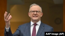 澳大利亚总理阿尔巴尼斯在首都堪培拉谈禁止16岁以下儿童使用社交网站。(2024年11月7日)