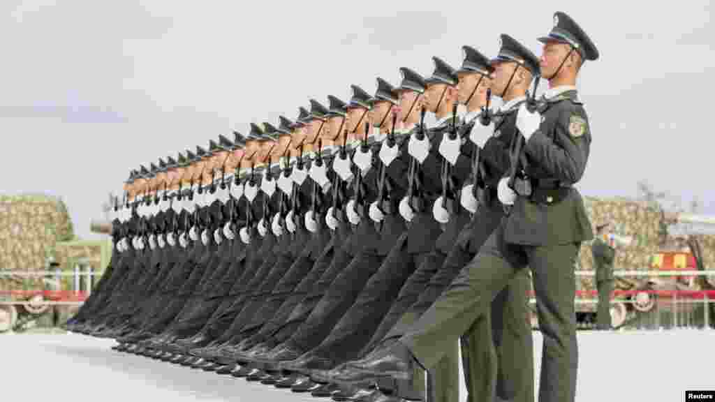 Binh sĩ Quân đội Giải phóng Nhân dân Trung Quốc tập dượt chuẩn bị cho cuộc diễu hành quân sự đánh dấu kỷ niệm 70 năm kết thúc Thế chiến II tại một căn cứ quân sự ở Bắc Kinh, ngày 1/9/2015.