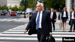 TikTok律师安德鲁·平卡斯(Andrew Pincus)2024年9月16日在美国哥伦比亚特区联邦巡回上诉法院就TikTok起诉美国政府案进行口头辩论后离开法院。