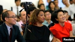 SOHO中国公司董事长潘石屹,首席执行官张欣和英国建筑师 Zaha Hadid 在关于北京望京SOHO建筑群的记者会上,Zaha Hadid 是这三座高楼的设计师(2014年9月20日)。