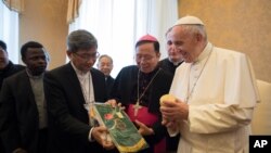 教宗方济各在梵蒂冈会见台湾教会合作协会代表团 (2017年12月7日)