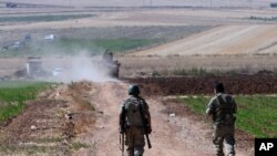 土耳其士兵在土耳其东南部靠近叙利亚的边境地区巡逻。（2015年7月24日）