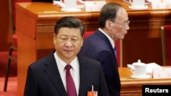 王岐山在人大开幕式上从习近平身旁走过。(2018年3月5日)