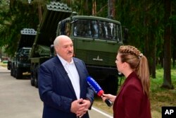 白俄罗斯总统卢卡申科在视察明斯克一个军工设施时接受记者采访。（2023年6月13日）