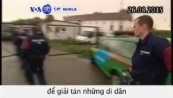 Cảnh sát sử dụng hơi cay để giải tán di dân (VOA60) Cảnh sát sử dụng hơi cay để giải tán di dân (VOA60)