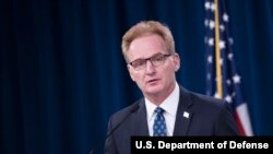 美国海军部代理部长莫德利(Thomas Modly)宣布将罗斯福号航母舰长解职(美国国防部2020 年4月1日照片)