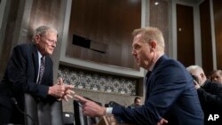 参议院军事委员会主席英霍夫(左)欢迎代理国防部长帕特里克·沙纳汉2019年3月14日在国会就国防部预算问题作证。