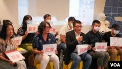 台海两岸婚配代表(8月21日)在台商会长徐正文的陪同下召开记者会并与对岸的另一半视讯连线,称自己形同现代版的“牛郎织女”。 (美国之音黄丽玲摄)