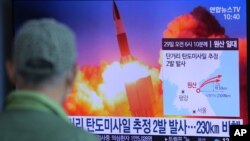 资料照:一名韩国男子在首尔火车站内的电视上看到有关朝鲜试射弹道导弹的报道。(2020年3月29日)