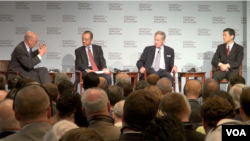 外交关系协会举行中国经济研讨会,左起,主持人华尔街日报编辑布塞,清华大学法学教授高西庆,彼得森国际经济研究所高级研究员拉蒂,清华大学中国与世界经济研究中心主任李稻葵 (美国之音方冰拍摄)