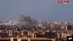 叙利亚官方的叙利亚阿拉伯通讯社11月2日的照片画面显示,政府军向代尔祖尔的伊斯兰国武装发动炮击。