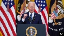 拜登总统在白宫发表讲话(2021年3月25日 美联社)