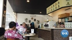 VOA英语视频: 印尼聋人雇聋人开咖啡店 买卖靠手语闯出一片天 VOA英语视频: 印尼聋人雇聋人开咖啡店 买卖靠手语闯出一片天