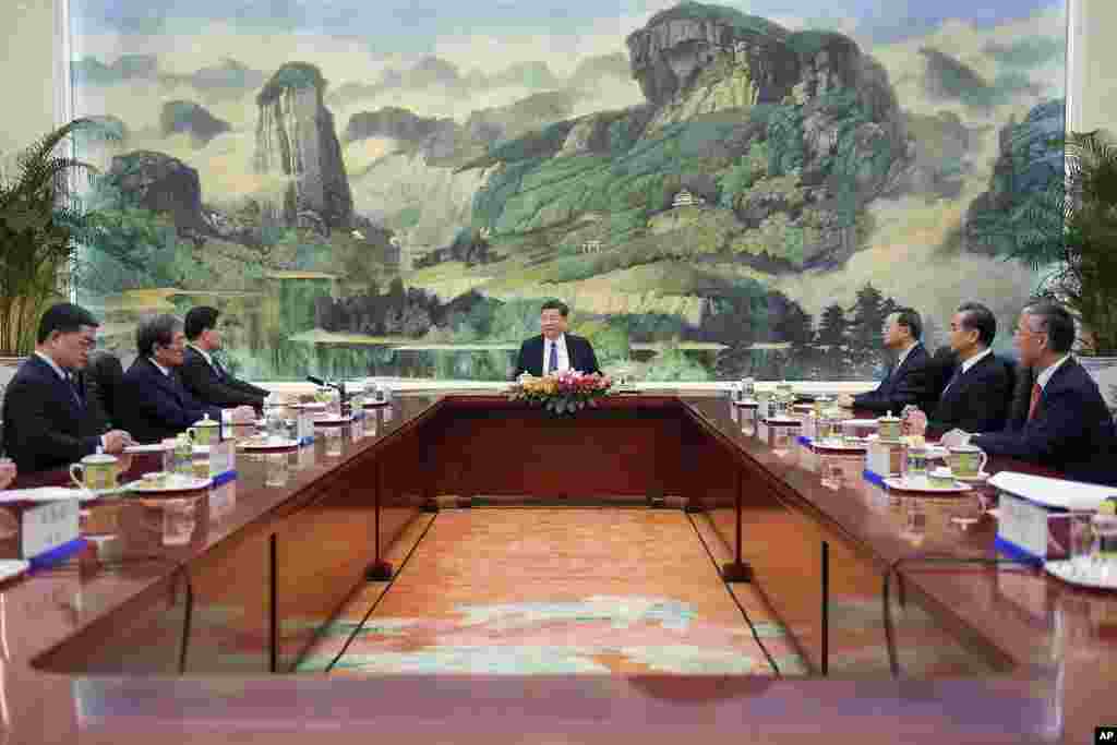 中国国家主席习近平、国务委员杨洁篪、外长王毅在北京人大会堂会见到访的韩国国家安保室长郑义溶(左三)和韩国驻华大使卢英敏(2018年3月12日)。 郑义溶说,“我国总统文在寅和政府认为,习近平主席和中国政府的积极支持和贡献,帮助在实现朝鲜半岛和平及无核化目标方面取得各种进展。”