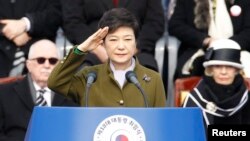 Əlində oyuncaq silah olan fələstinli uşaq müsəlmanların Əl-Haram Əl-Şərif ibadətgahı qarşısında - Qüds, 28 iyul, 2014<br />
<br />
<br />
 