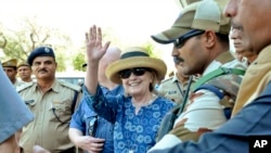 前美国国务卿希拉里·克林顿到达印度拉贾斯坦邦焦特布尔,走出焦特布尔机场时挥手致意(2018年3月13日)