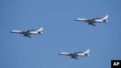 中国远程轰炸机轰-6K编队飞行(2015年9月3日)