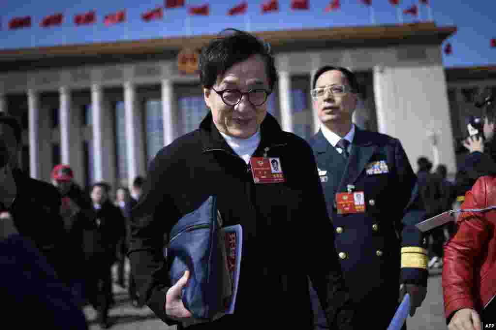 2018年3月15日，香港演员成龙在中国人民政治协商会议闭幕式后离开北京人民大会堂。网上&ldquo; 爱简课 &rdquo;的文章说。在&ldquo;开学第一课&rdquo;节目中，成龙&ldquo; 讲述了自己追逐梦想的历程。请成龙做嘉宾合适吗？毫不犹豫的说成龙在事业上是成功的，但在家庭、教育方面以及私德方面，他是失败的，一个儿子吸毒，自己对私生女不闻不问的父亲，这样的人真的合适吗？ &rdquo;