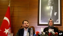 Bà Fatma Betul Sayan Kaya (bên phải), Bộ trưởng Bộ Gia đình phát biểu ngay sau khi bà quay về Thổ Nhĩ Kỳ, ngày 12/3/2017.