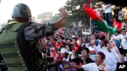 ကချင်ပြည်နယ် မြစ်ကြီးနားရောက်လာတဲ့ ကချင် လွတ်မြောက်ရေးတပ် (KIA) တပ်သားများကို ကချင်ပြည်သူများ ကြိုဆိုနှုတ်ဆက်။ (နိုဝင်ဘာ၊ ၂၀၁၃)