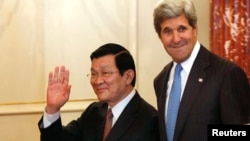 美国国务卿克里在美国国务院华盛顿总部接待来访的越南国家主席张晋创。(2013年7月24日)