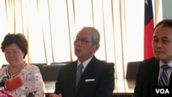 台湾驻美代表高硕泰9月5日在代表处举行华文媒体简报会。(美国之音钟辰芳拍摄)