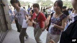 Chẳng những có 7 triệu sinh viên tốt nghiệp năm nay tiến vào thị trường, nhưng hơn 200.000 sinh viên tốt nghiệp năm ngoái vẫn còn đang đi tìm việc.