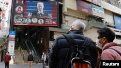 2021年1月21日香港市民在街头观看有关拜登就职演说的电视新闻