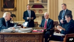 美国总统川普和俄罗斯总统普京通电话,旁观者从左到有:白宫办公厅主任普里巴斯,副总统彭斯,白宫发言人斯派塞,总统国家安全事务助理弗林(2017年1月28日)