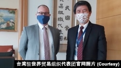 美国驻世界贸易组织代表团代办毕斯比(左)2021年2月11日在日内瓦台湾驻世界贸易组织代表团办公室与罗昌发代表会面(台湾驻世界贸易组织代表团官网照片)