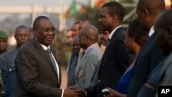 Tổng thống Cộng hòa Trung Phi Michel Djotodia (trái) bắt tay các giới chức chính phủ trước khi lên đường tới Chad, ngày 7/1/2014.