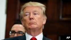 美国总统川普在白宫罗斯福厅参加会议。(2017年10月12日)