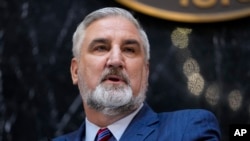 印第安纳州州长埃里克·霍尔科姆 (资料照片)