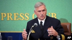 德国海军司令舍恩巴赫在东京的日本国家新闻俱乐部的记者会上讲话。(2021年11月9日)